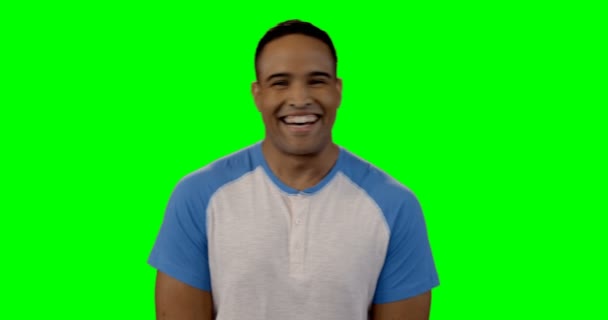 Man die tegen een groene achtergrond — Stockvideo