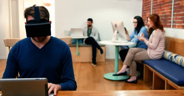 Homme exécutif portant casque de réalité virtuelle tout en utilisant une tablette numérique — Video