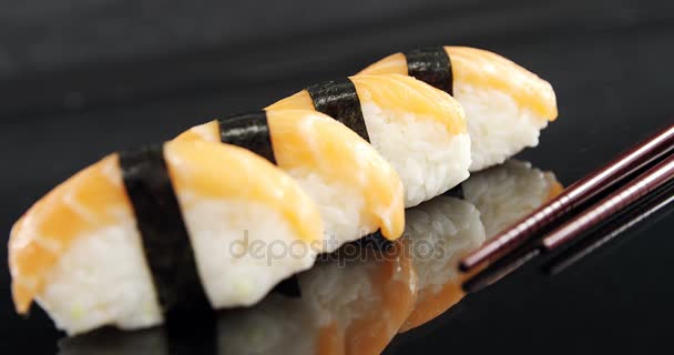 Nigiri sushi insvept i nori tång — Stockvideo