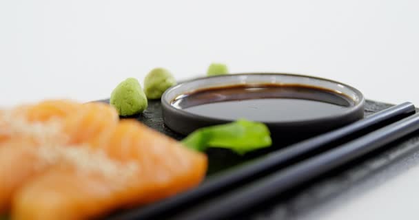 Sushi szolgált a tálca pálcika — Stock videók