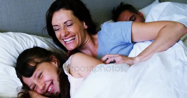 Мати і дочка сміються в ліжку — стокове відео