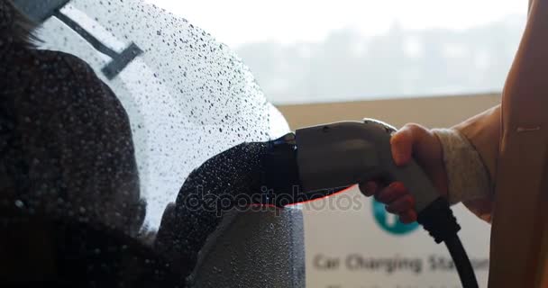 Hombre cargando el coche eléctrico — Vídeos de Stock