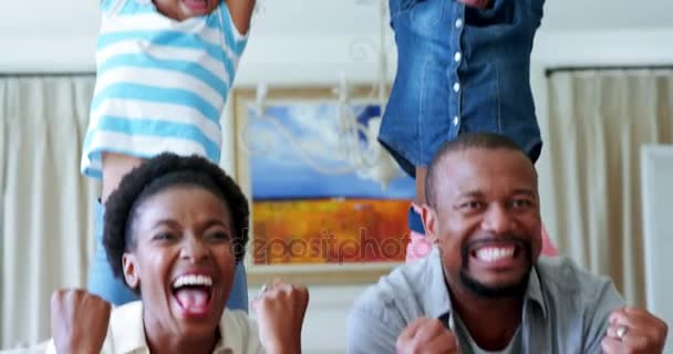 Crianças e pais aplaudindo enquanto assistem ao jogo — Vídeo de Stock