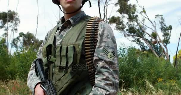 Soldado durante el ejercicio de entrenamiento con arma — Vídeos de Stock