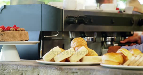 Propietario masculino usando cafetera — Vídeos de Stock