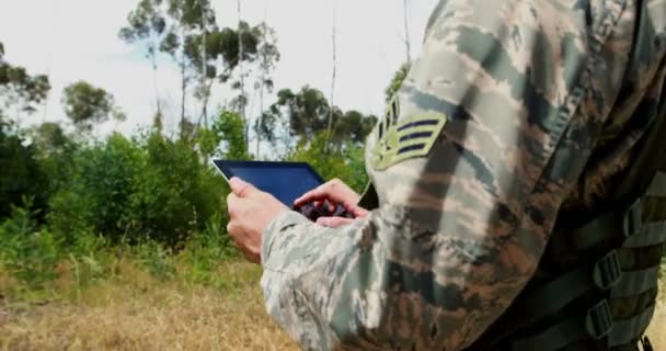 Voják pomocí digitálních tabletu během cvičení — Stock video