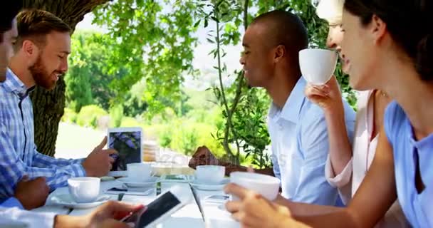 Amigos discutindo sobre tablet digital — Vídeo de Stock