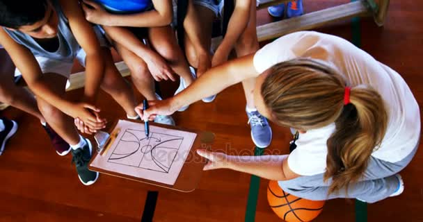 Basketbol sahası içinde öğrenciler talimat Koç — Stok video