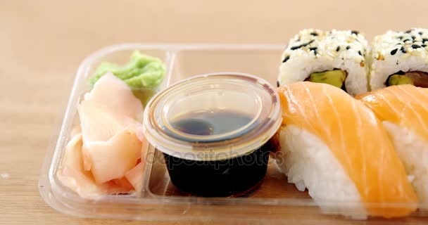 Sushi rolls s lososem v nádobě z plastu — Stock video