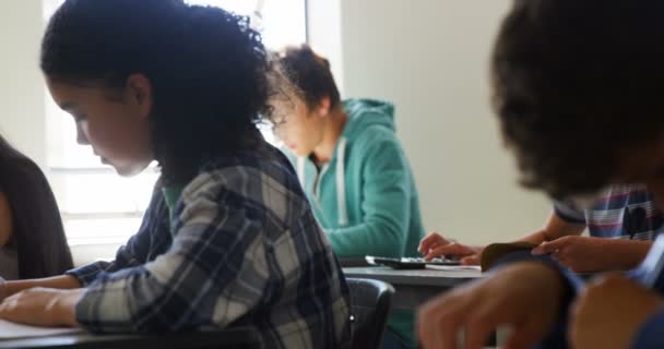 Öğrenciler sınıfta classwork yapıyor — Stok video