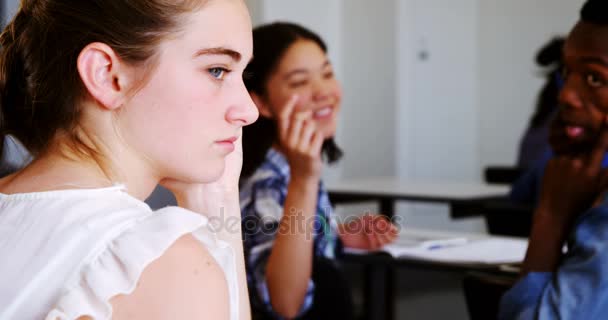 Skolkamrater mobbning en ledsen flicka i klassrummet — Stockvideo