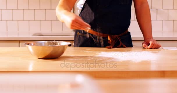 Chef esparciendo harina sobre la mesa — Vídeo de stock