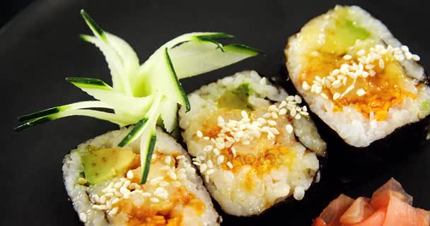 Rotolo di sushi maki servito sul vassoio — Video Stock