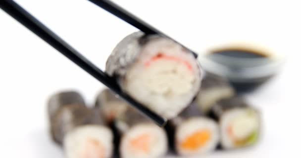 Maki sushi siendo retenido — Vídeo de stock