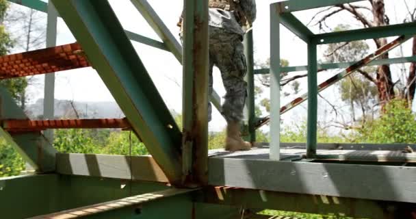 Soldado custodiando con un rifle — Vídeo de stock