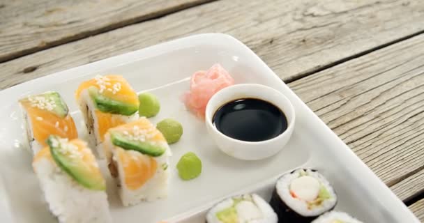 Sushi serwowane na tacy — Wideo stockowe