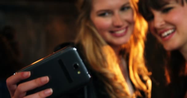 Femmes prenant selfie sur téléphone portable — Video