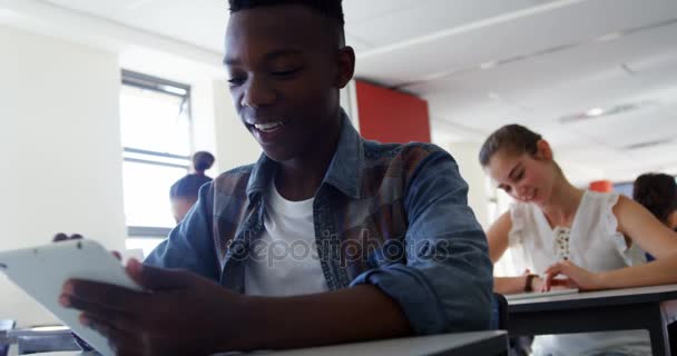 High schoolstudenten met behulp van digitale tablet in de klas — Stockvideo