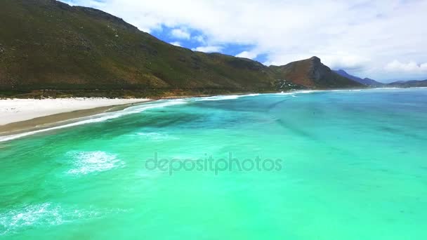 Turquoise sea surrounded by mountains — Stock Video