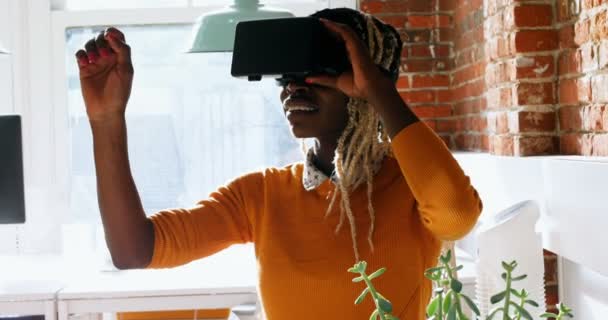 Female executive using virtual reality headset — Stock Video