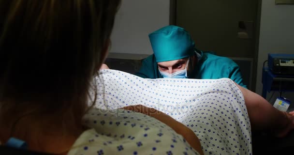 Doctor examining pregnant woman during delivery — Stock Video