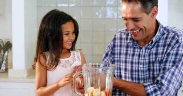 Far och dotter förbereder smoothie — Stockvideo