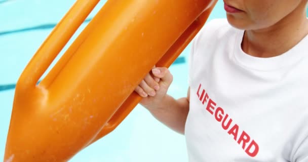 Lifeguard promenader med float utrustning — Stockvideo