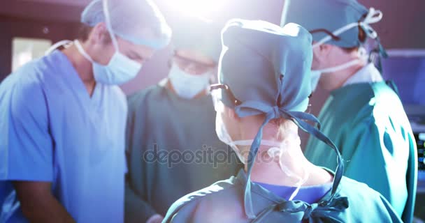 Medisch team dat de operatie uitvoert — Stockvideo