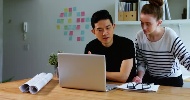 Şirket yöneticileri laptop üzerinde tartışıyor — Stok video