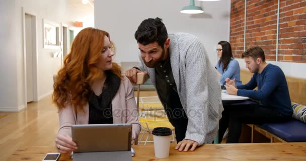 Dirigeants d'entreprise discuter sur tablette numérique — Video