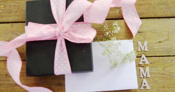 Коробка подарков с маминым любовным текстом — стоковое видео