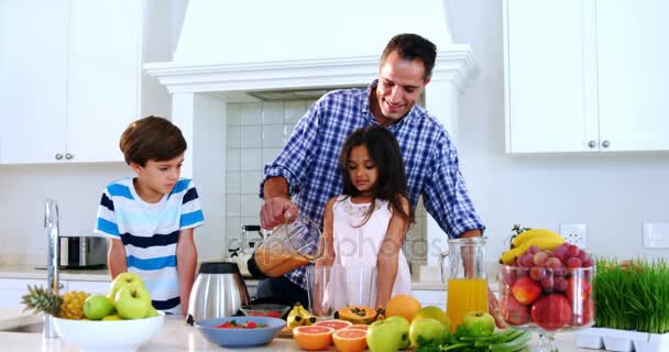 Отец готовит смузи со своими детьми. — стоковое видео