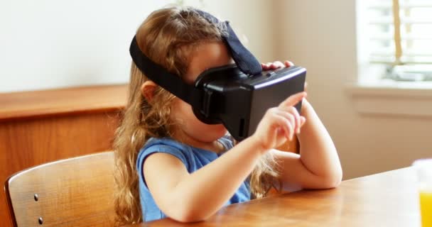 Menina usando fone de ouvido realidade virtual — Vídeo de Stock