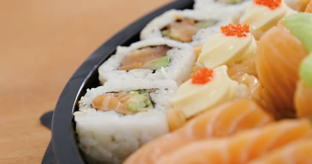 Lade van diverse sushi — Stockvideo