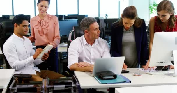 Руководители, взаимодействующие друг с другом за столом в офисе — стоковое видео