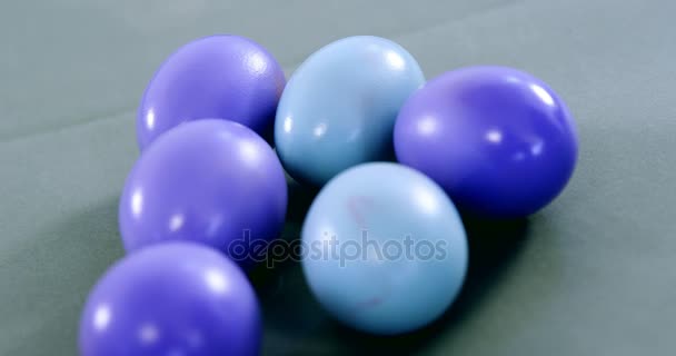 Oeufs de Pâques peints en bleu et violet — Video