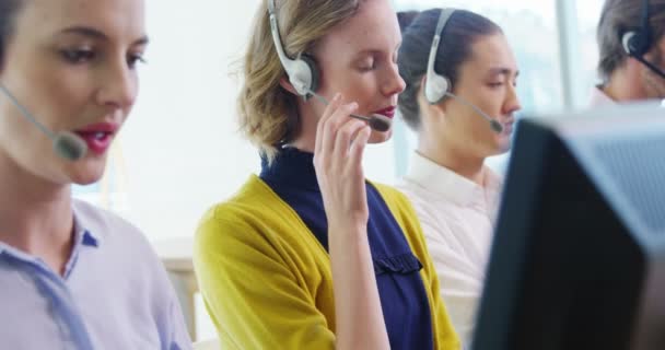 Equipe de executivos de atendimento ao cliente que trabalham na mesa — Vídeo de Stock