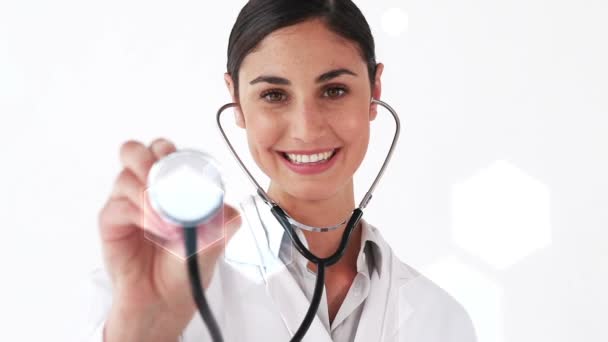 Médico sonriente sosteniendo estetoscopio — Vídeo de stock