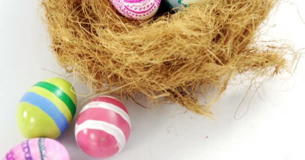 Пасхальные яйца в гнезде — стоковое видео
