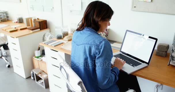 Feminino executivo sentado na mesa e usando laptop — Vídeo de Stock