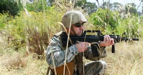 Soldado militar a guardar com uma espingarda — Vídeo de Stock