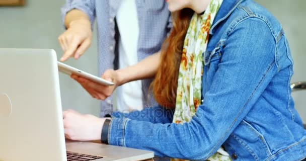 Üzleti vezetők megbeszélése át digitális tabletta — Stock videók