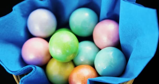 Huevos de Pascua de chocolate pintado — Vídeo de stock