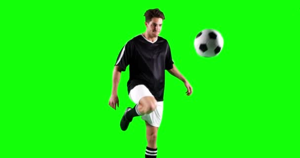 Atleta jugando fútbol — Vídeo de stock