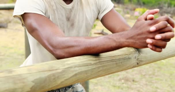 Fit mens leunend op een hindernis — Stockvideo