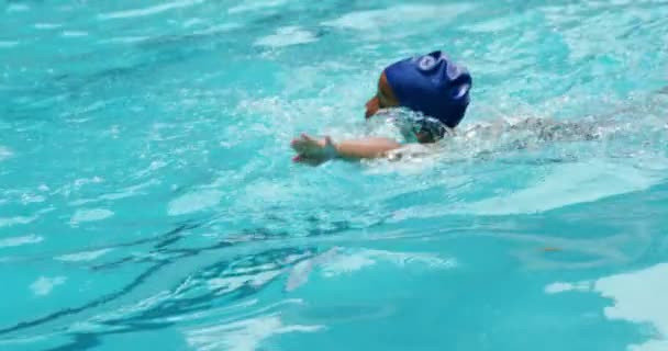 男孩在游泳池里游泳 — 图库视频影像