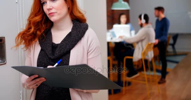 Escritura ejecutiva femenina en archivo en vestuario — Vídeo de stock