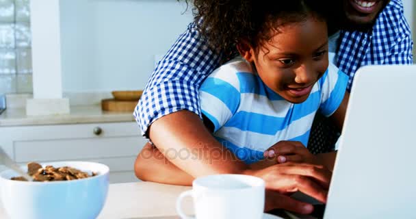 Padre e figlia utilizzando il computer portatile — Video Stock