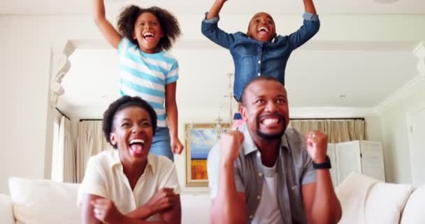 Niños y padres animando mientras ven el partido — Vídeo de stock