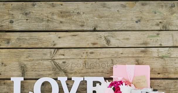 Caja de regalo y florero — Vídeos de Stock